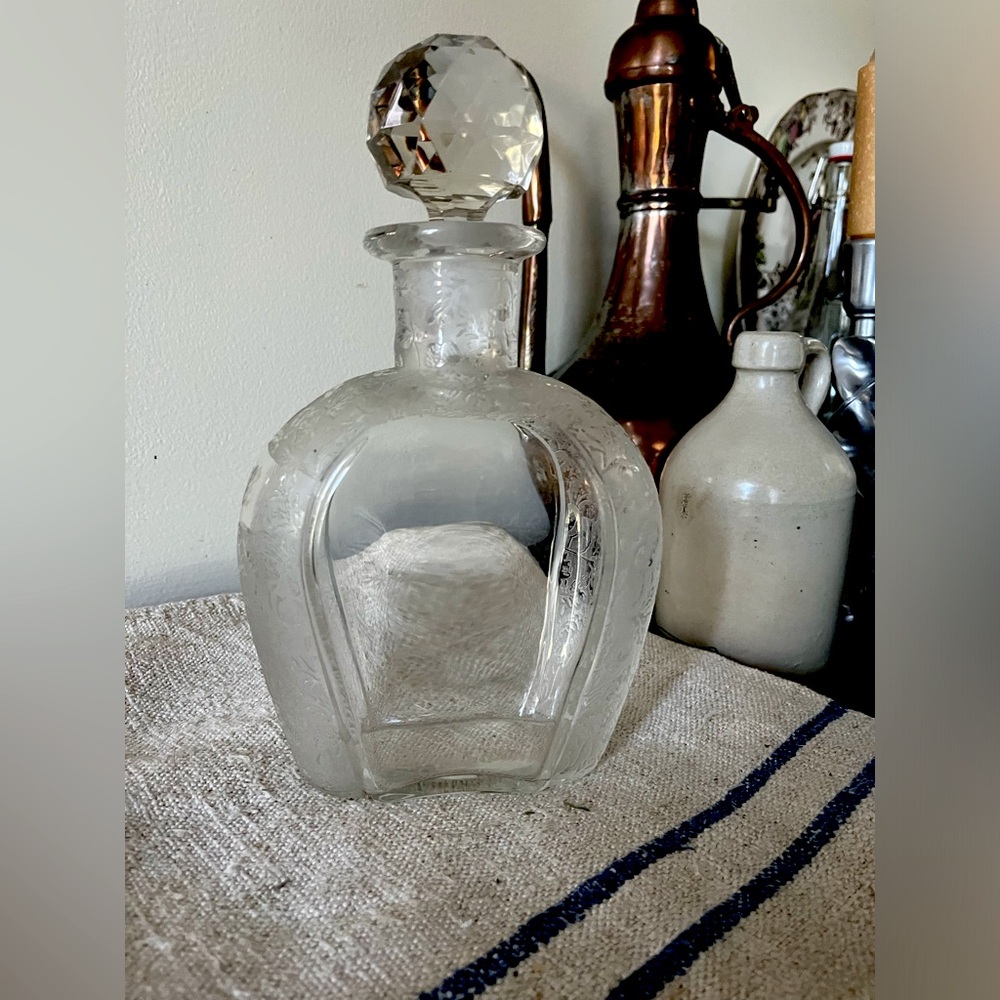 Crystal etched decanter. The word Rye etched into side. No cracks or chips.